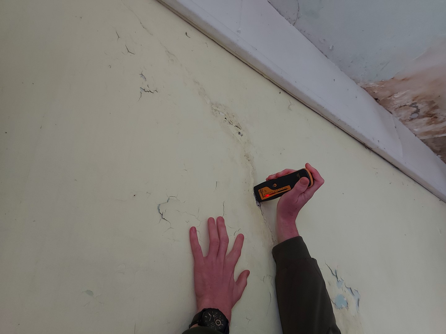 Fissure infiltrante dans un mur en pierre :